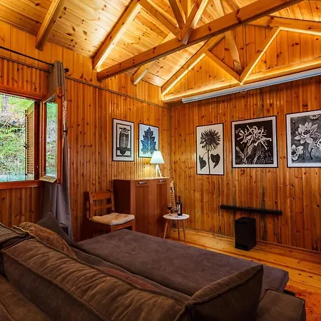 Апартаменты Escape In The Forest, Cosy Chalet With Cinema *